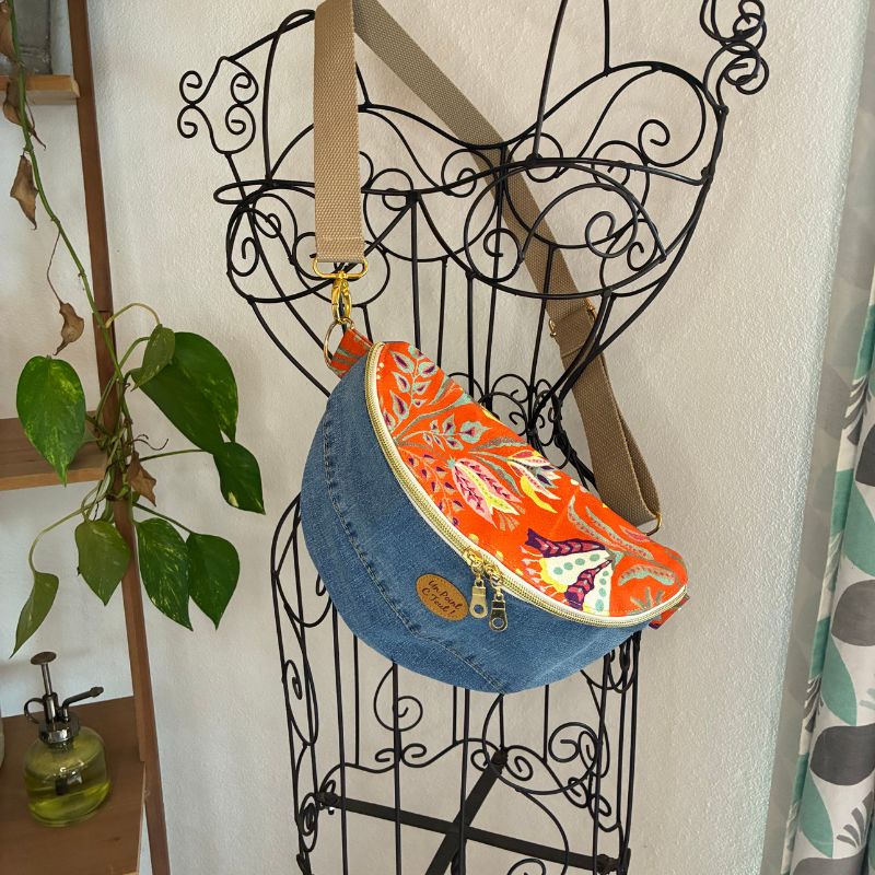 Banane en jean et tissu imprimé orange